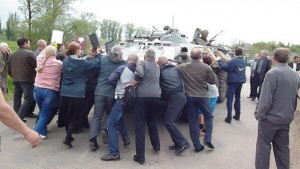 Civilians are trying to stop Kiev's 