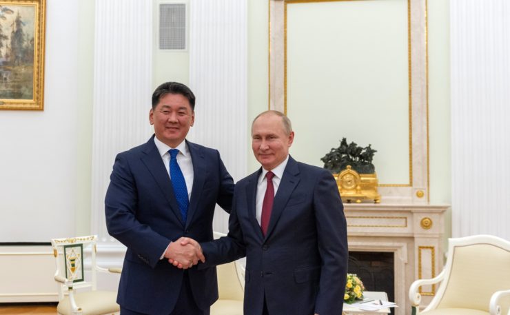 В.В. Путин с его коллега из Монголии У. Хурэлсухом